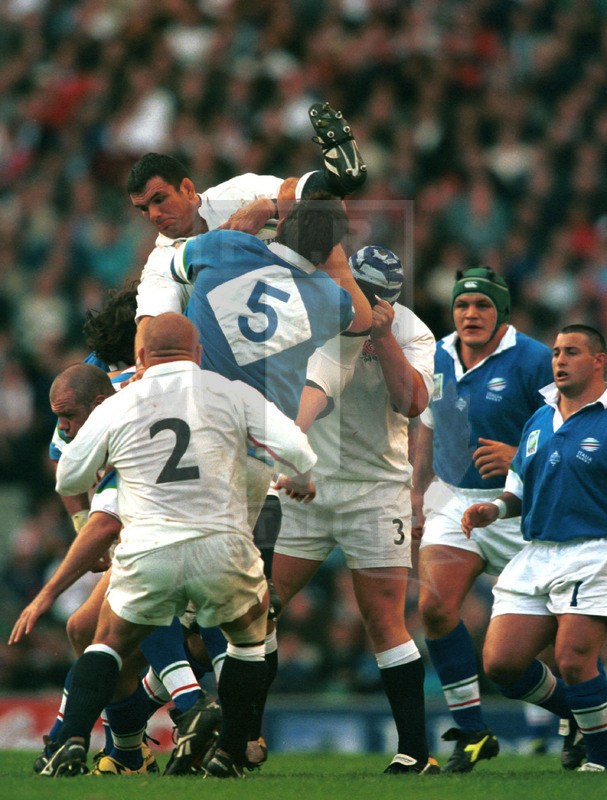 Rugby World Cup 1999, Pool B, Londra, Twickenham 02/10/1999, Inghilterra v Italia, Martin Johnson su Mark Giacheri. Foto Daniele Resini/Fotosportit