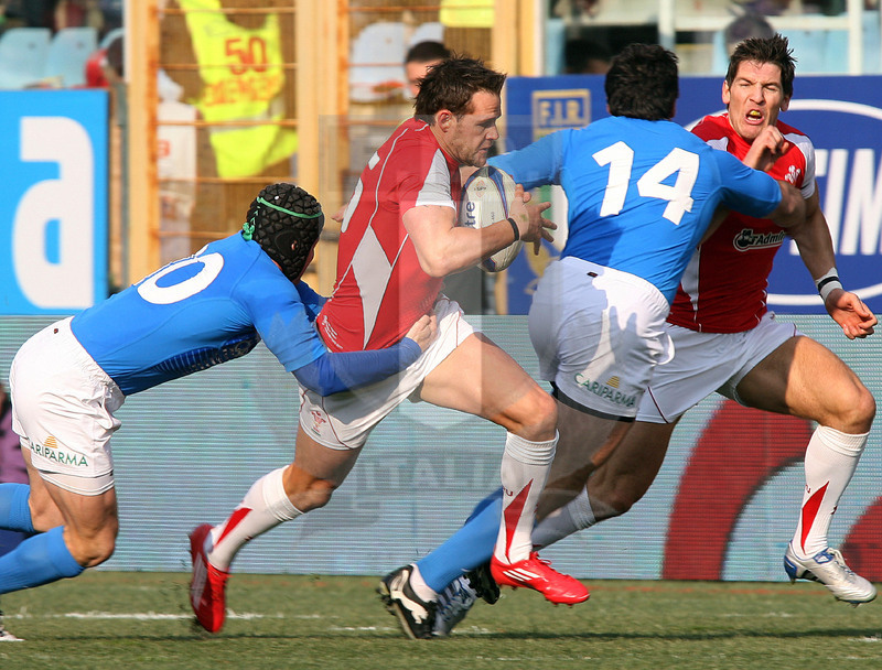 Rbs Sei Nazioni 2011, Roma, stadio Flaminio 26/02/2011, Italia v Galles, Lee Byrne preso da Kris Burton. Daniele Resini/Fotosportit
