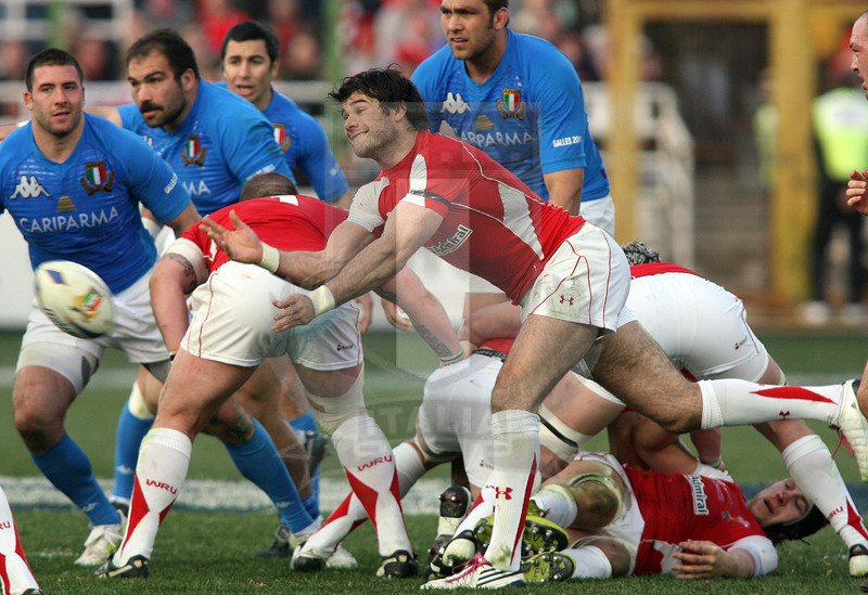 Rbs Sei Nazioni 2011, Roma, stadio Flaminio 26/02/2011, Italia v Galles, Mike Phillips apre palla. Daniele Resini/Fotosportit