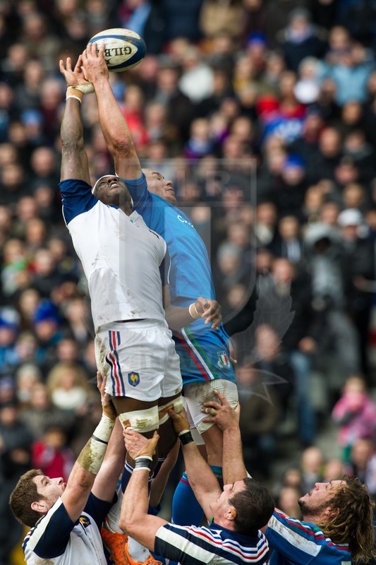 Torneo Sei Nazioni,Parigi,Stade de France,9-02-2014,Francia-Italia. Sergio Parisse in touche contrastato da Yannick Nyanga. Foto Elena Barbini