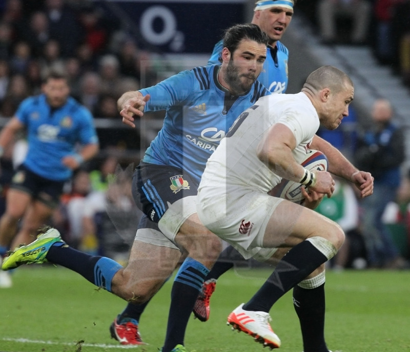 RBS Sei Nazioni 2017, Londra, Twickenham 26/02/2017, Inghilterra v Italia, Mike Brown braccato da Luke McLean. Foto daniele Resini/Fotosportit