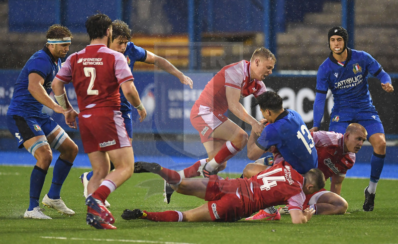 Guinness Sei Nazioni U20 2021, Cardiff, Arms Park 19/06/2021, Italia U20 v Galles U20, Tommaso Menoncello placcato da Dan John. Foto Daniele Resini/Fotosportit