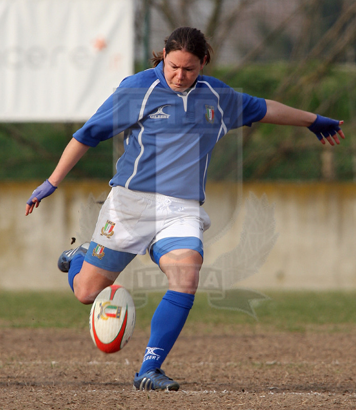 Sei Nazioni Donne 2009, Mira (VE) 15/03/2009, Italia Donne v Galles Donne, Veronica Schiavon al calcio tattico. Foto Daniele Resini/Fotosportit