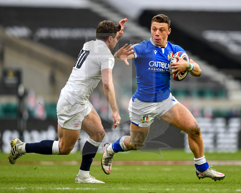 Guinness Sei Nazioni 2021, Round 2, Londra, Twickenham 13/02/2021, Inghilterra v Italia, Paolo Garbisi difende palla da Ford. Foto Graig Thomas/Fotosportit