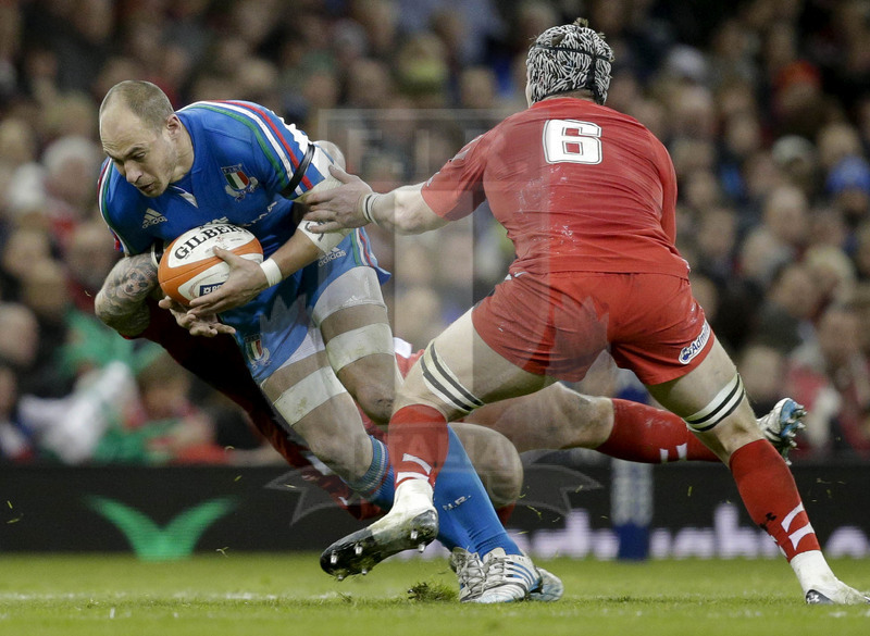 RBS 6 Nazioni 2014, Cardiff, Millennium Stadium, 1/02/2014, Galles v Italia. Sergio Parisse viene placcato da Paul James e Dan Lydiate FFoto Roberto Bregani/Fotosportit
