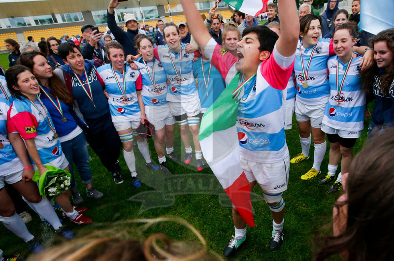 Finale Campionato Serie A Femminile Rugby 2014-2015, Parma, Stadio Lanfranchi, 23-05-2015, Monza Rugby 1949 v Valsugana Rugby Padova. Beatrice Rigoni festeggia la Coppa con Le compagne. Foto Roberto Bregani.