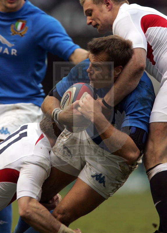 Rbs Sei Nazioni 2005, Londra, Twickenham 12/03/2005, Inghilterra v Italia, Gert Peens portato a terra da Mark Cueto. Foto Daniele Resini/Fotosportit