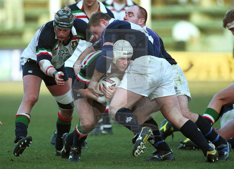 Lloyds TSB Sei Nazioni 2000, Round 1, Roma, stadio Flaminio 05/02/2000, Italia v Scozia, una carica di Alessandro Troncon con Wim Visser in sostegno. Foto Daniele Resini/Fotosportit