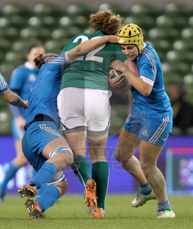 Rbs Sei Nazioni Donne 2014, Dublino, Aviva Stadium, 08/03/2014, Italia v Irlanda, pressione difensiva azzurra con Beatrice Rigoni. Foto Daniele Resini/Fotosportit