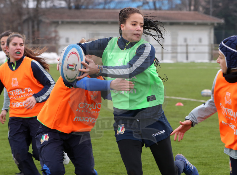 Guinness Sei Nazioni 2021, Parma, Cittadella del Rugby 09/01/2021, raduno Nazionale Donne, sessione di allenamento, Micol Gavina libera il pallone. Foto Daniele Resini/Fotosportit