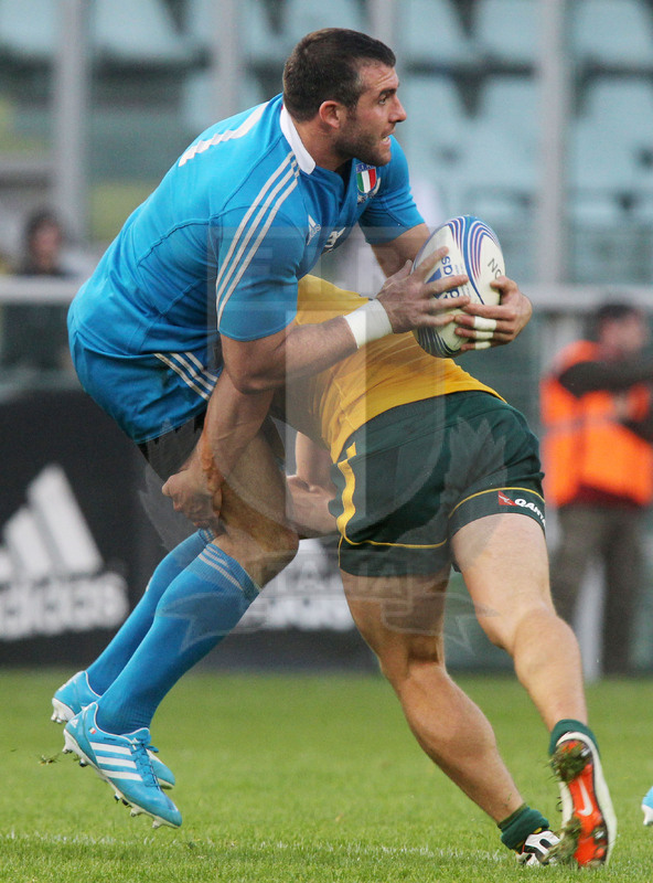 Cariparma test match 2013, Torino, stadio Olimpico, 9 novembre 2013, Italia v Australia, Robert Barbieri fermato da un placcaggio avanzante.