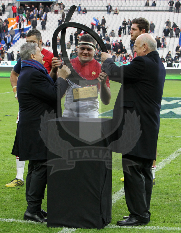 Rbs Sei Nazioni 2016, round 1, Parigi, Stade de France 06/02/2016, Francia v Italia, i presidenti delle due federazioni e Guirado con il Trofeo Garibaldi. Foto Daniele Resini/Fotosportit