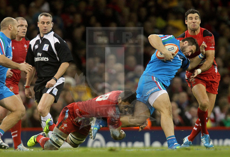 Sei Nazioni 2014, Cardiff. Millennium Stadium, 01/02/2014. Galles v Italia, Alberto De Marchi fermato da Phillips e Fletau (a terra). Foto Daniele Resini/Fotosportit