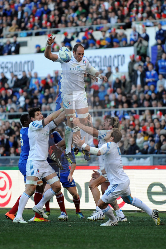 Il capitano Parisse conquista la palla in touche