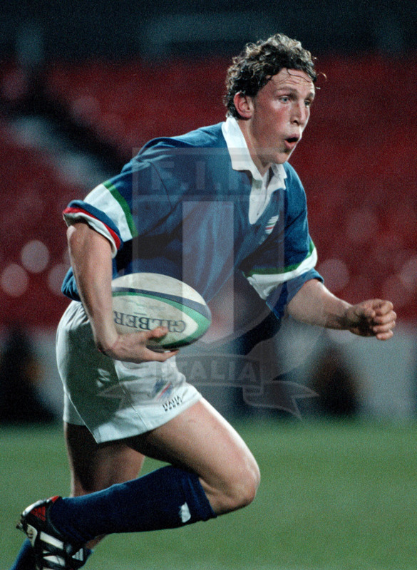 Rugby World Cup 1999, qualificazioni, Huddersfield 22/11/1998, Inghilterra v Italia, una carica di Mauro Bergamasco. Foto Daniele Resini/Fotosportit
