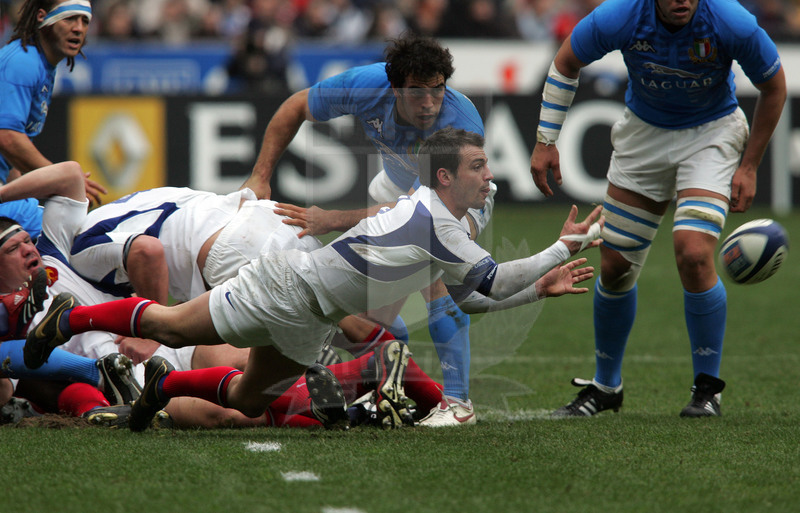 Sei Nazioni 2006, Parigi, Stade de France 25/02/2006, Francia v Italia, apertura in tuffo di Jean Baptiste Elissalde. Foto Daniele Resini/Fotosportit