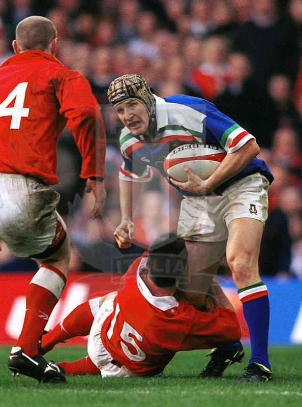 Lloyds TSB Sei Nazioni 2000, Round 2, Cardiff, Millennium Stadium 19/02/2000, Galles v Italia, Matthew Pini placcato da Howart. Foto Daniele Resini/Fotosportit