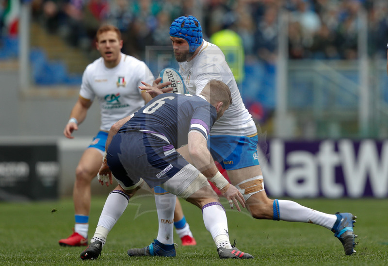 Natwest Sei Nazioni 2018, Roma, Stadio Olimpico, 17/03/2018, Italia v Scozia. Dean Budd attaccato da John Barclay. Foto: Roberto Bregani/Fotosportit