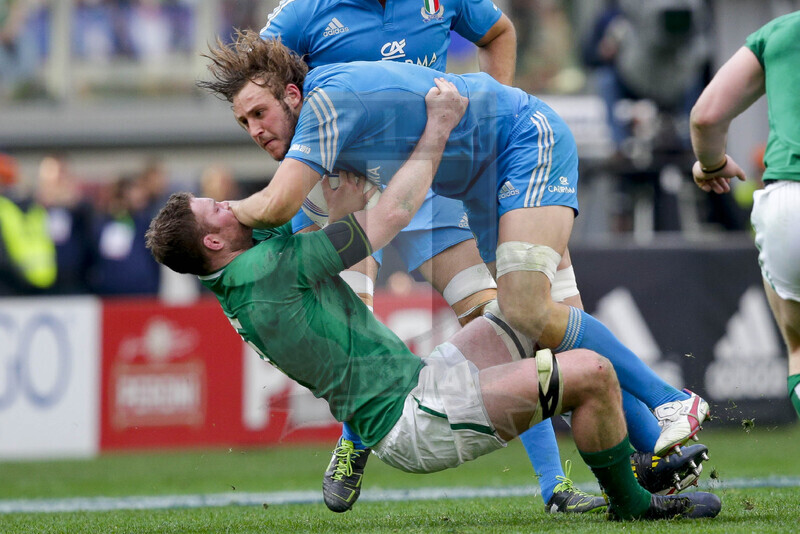 Sei Nazioni 2013, Roma, stadio Olimpico, 16/03/2013, Italia v Irlanda, Joshua Furno tenta di forzare il placcaggio di O\