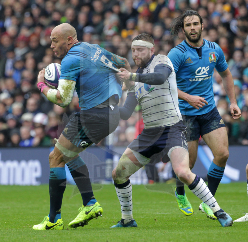 RBS Sei Nazioni 2017, Edimburgo, Murrayfield stadium 18/03/2017, Scozia v Italia, Sergio Parisse fermato da Fin Russell. Foto Daniele Resini/Fotosportit