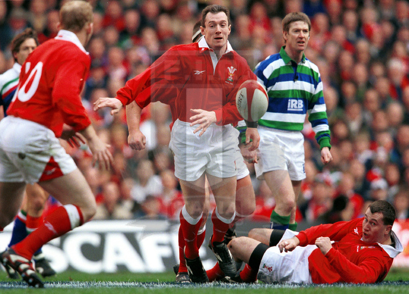 Lloyds TSB Sei Nazioni 2000, Round 2, Cardiff, Millennium Stadium 19/02/2000, Galles v Italia, Rob Howley apre palla. Foto Daniele Resini/Fotosportit