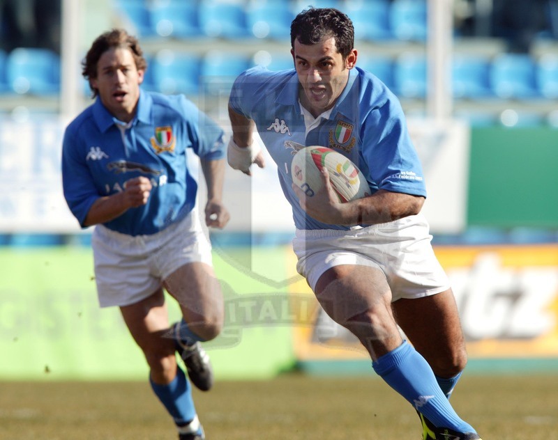 Sei Nazioni 2003, Roma, Stadio Flaminio 2003/02/15, Italia v Galles, una carica di Cristian Stoica seguito da Dominguez. Foto Daniele Resini/Fotosportit