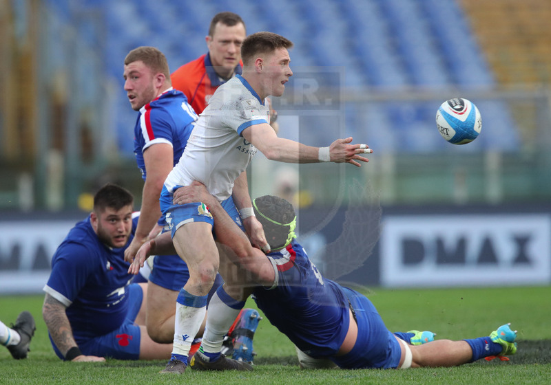 Guinness VI Nazioni 2021, Roma, Stadio Olimpico, 6/02/2021, Italia v Francia. Off-load di Stephen Varney placcato da Gregory Alldritt. Foto Roberto Bregani/Fotosportit