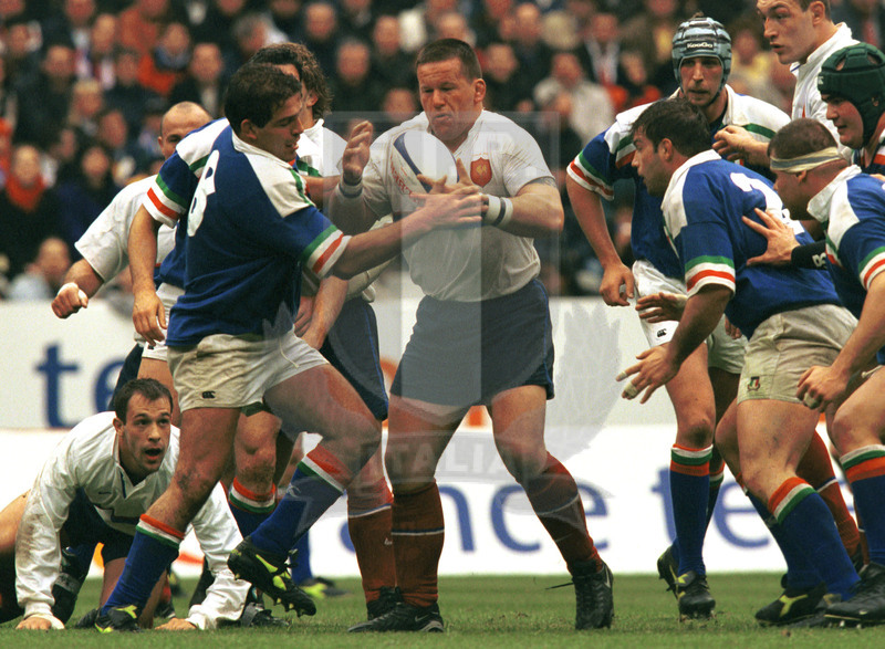 Lloyds TSB Sei Nazioni 2000, Round 5, Parigi, Stade de France 01/04/2000, Francia v Italia, Christian Califano attaccato da Andrea De Rossi. Foto Daniele Resini/Fotosportit