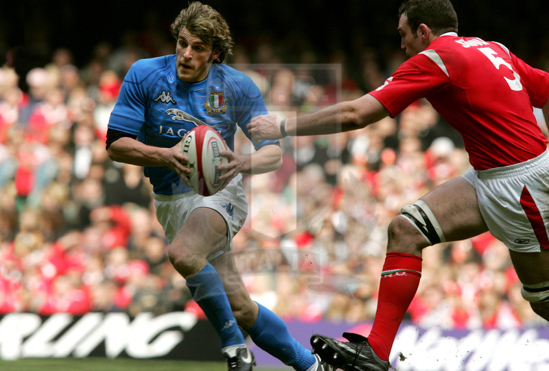 Rbs Sei Nazioni 2006, Round 3, Cardiff, Millennium Stadium 11/03/2006, Galles v Italia, break di Mirco Bergamasco. Foto Daniele Resini/Fotosportit