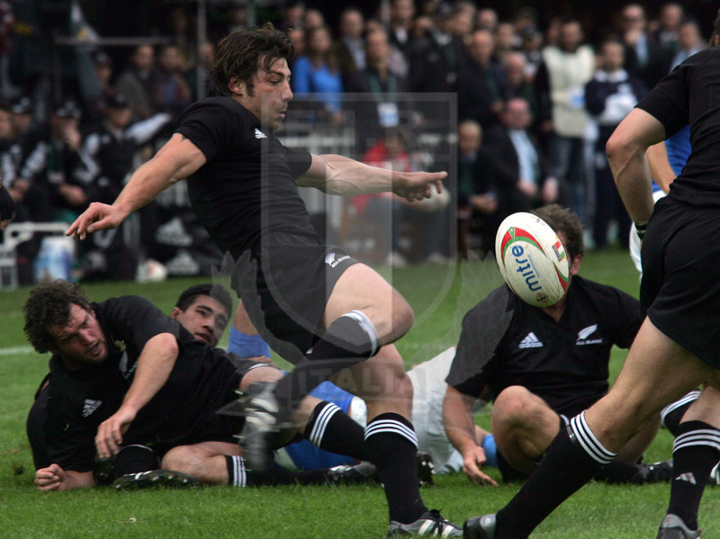 Jaguar Test match 2004, Roma, stadio Flaminio 13/11/2004, Italia v Nuova Zelanda, Byron Kelleher al calcio tattico. Foto Daniele Resini/Fotosportit