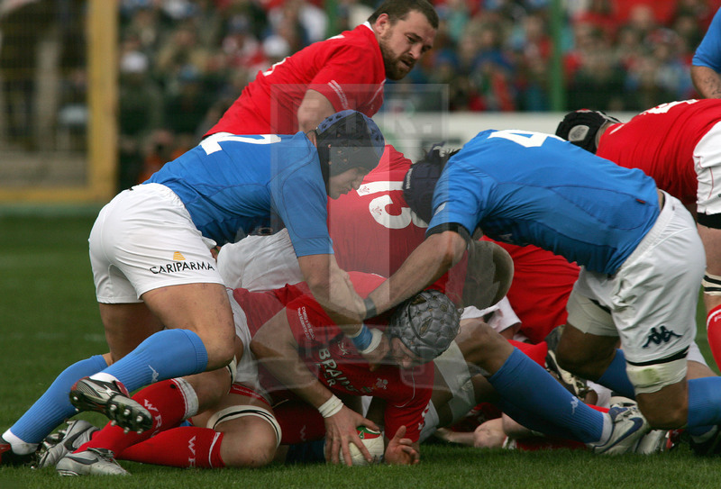 Sei Nazioni 2007, Roma, stadio Flaminio 10/03/2007, Italia v Galles, Festuccia e Dellapè contendono palla in ruck. Foto Daniele Resini/Fotosportit