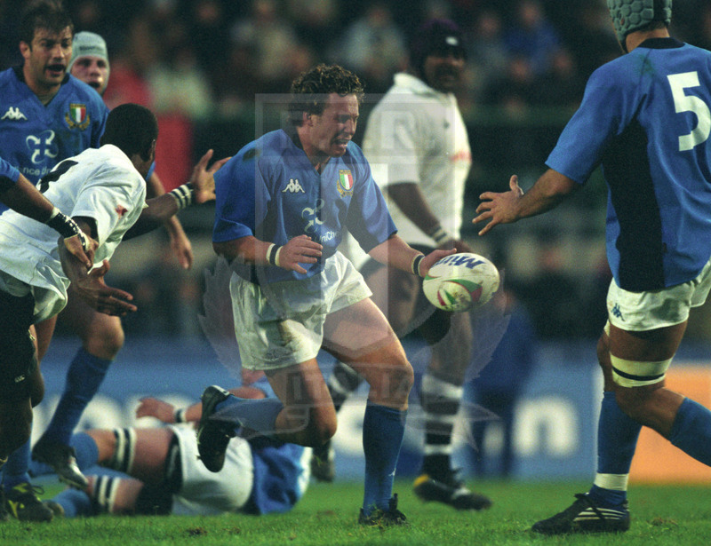 Jaguar Test Match 2001, Treviso, stadio Monigo 10/11/2001, Italia v Fiji, Aaron Persico muove palla per Bortolami. Foto Daniele Resini/Fotosportit