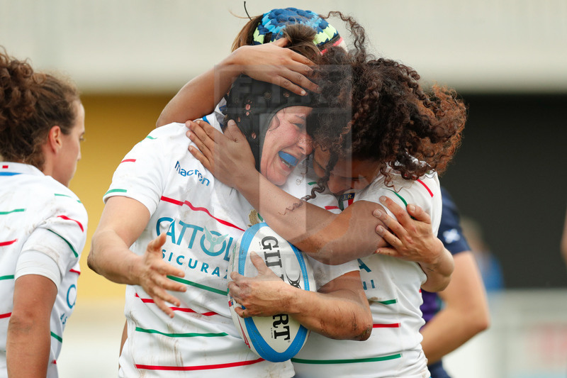 Test Match Donne Novembre 2018, Calvisano (BS), Pata Stadium, 4-11-2018, Italia Femminile v Scozia Femminile. Giada Franco festeggia Ilaria Arrighetti. Foto: Roberto Bregani/Fotosportit