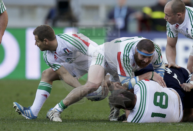 RBS 6 Nazioni 2014, Roma, Stadio Olimpico, 22-02-2014, Italia v Scozia. Tobias Botes apre dalla ruck. Foto: Roberto Bregani