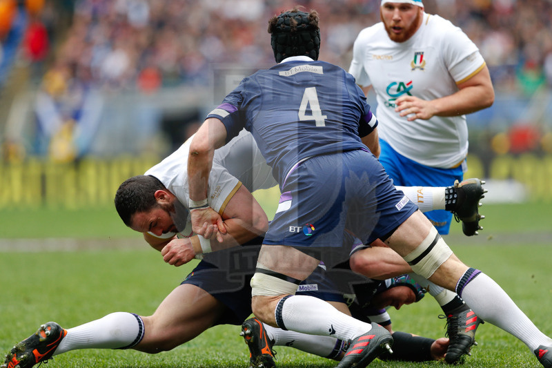 Natwest Sei Nazioni 2018, Roma, Stadio Olimpico, 17/03/2018, Italia v Scozia. Simone Ferrari laccato da Willem Nel e Tim Swinson. Foto: Roberto Bregani/Fotosportit