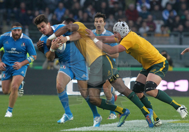 Cariparma test match 2013, Torino stadio Olimpico, 9 novembre 2013, Italia v Australia, Tommaso Iannone attaccato da Mowen.