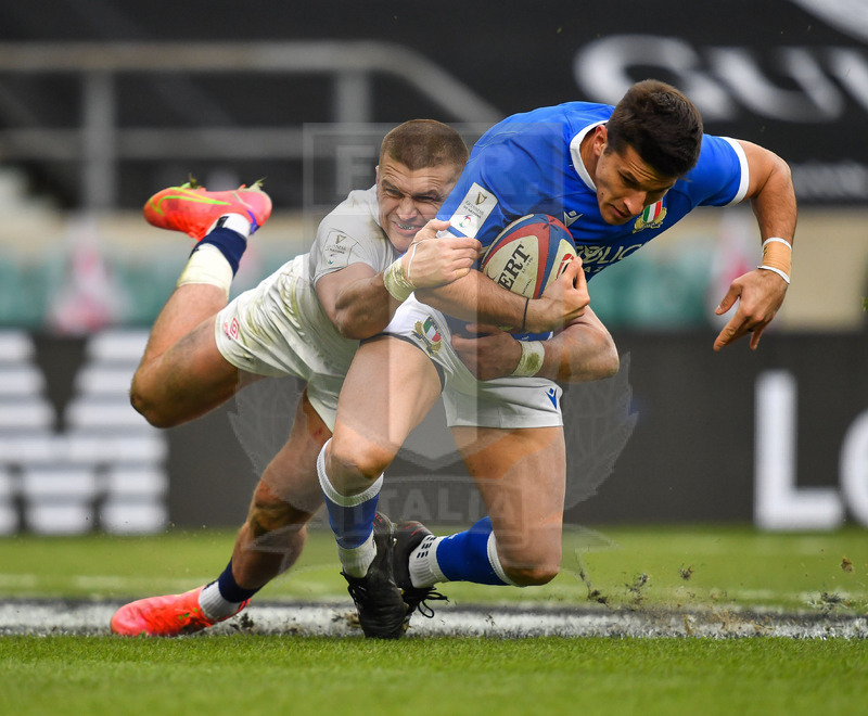 Guinness Sei Nazioni 2021, Round 2, Londra, Twickenham 13/02/2021, Inghilterra v Italia, Tommaso Allan verso la meta, trattenuto da Slade . Foto Graig Thomas/Fotosportit