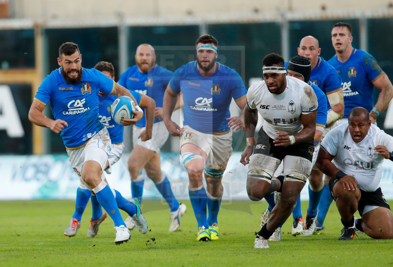 Credit Agricole Cariparma Test Match 2017, Catania, Stadio Massimino, 11-11-2017, Italia v Fiji. Una carica di Jarden Hayward. Foto: Roberto Bregani / Fotosportit