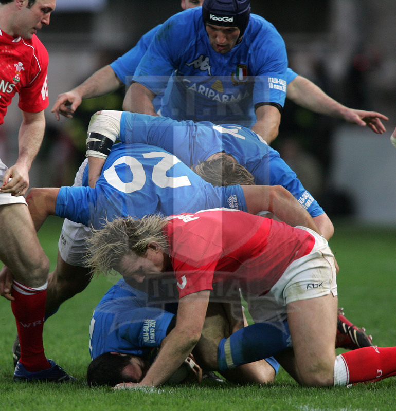 Sei Nazioni 2007, Roma, stadio Flaminio 10/03/2007, Italia v Galles, pulizia azzurra su una ruck. Foto Daniele Resini/Fotosportit