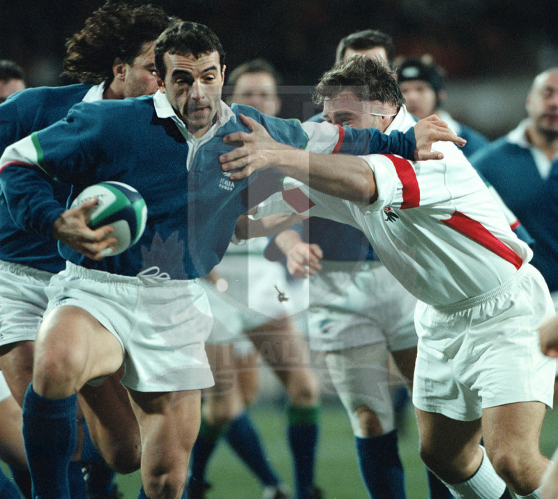 Rugby World Cup 1999, qualificazioni, Huddersfield 22/11/1998, Inghilterra v Italia, Fabio Roselli cerca di liberarsi di Jason Leonard. Foto Daniele Resini/Fotosportit