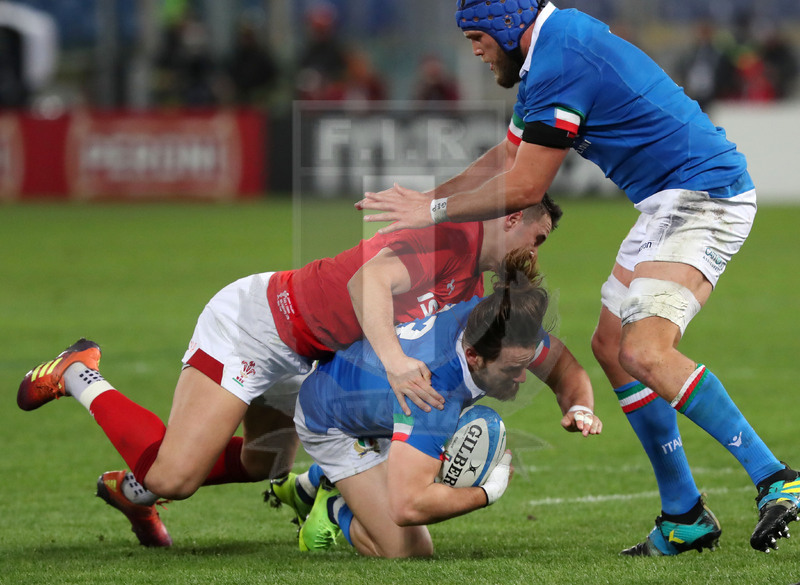 Guinness Sei Nazioni 2019, Round 2, Roma, Stadio Olimpico 09/02/2019, Italia v Galles, Michele Campagnaro portato a terra. Budd aiuta. Foto Daniele Resini/Fotosportit