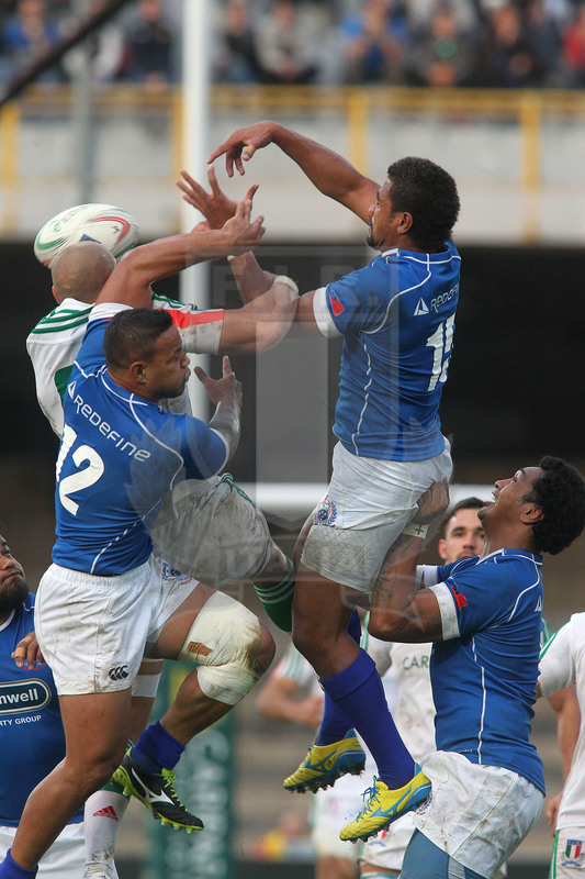 Cariparma test match 2014, Ascoli Piceno 08/11/2014, Italia v Samoa, duello fra Autagavaia e Parisse su calcio di avvio.