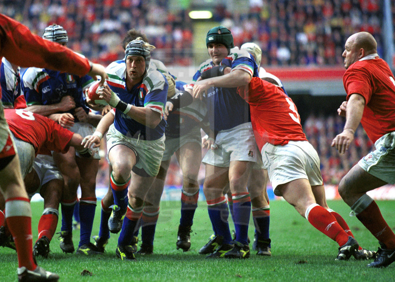 Lloyds TSB Sei Nazioni 2000, Round 2, Cardiff, Millennium Stadium 19/02/2000, Galles v Italia, la carica di Wim Visser verso la meta. Tino Paoletti è placcato senza palla. Foto Daniele Resini/Fotosportit