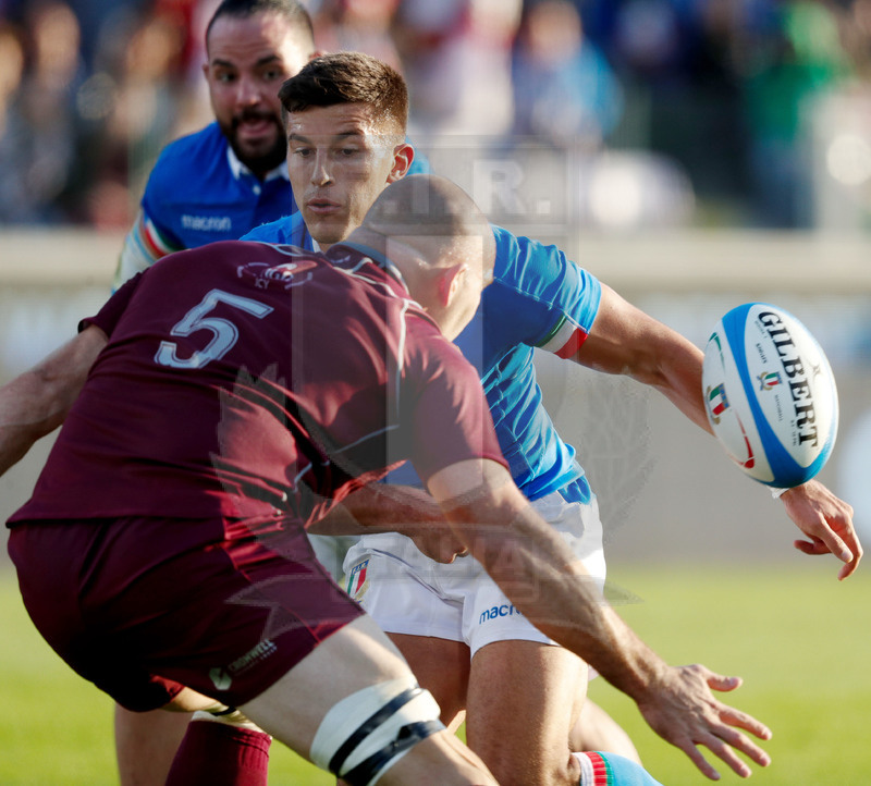 Cattolica Test Match 2018, Firenze, Stadio Franchi, 10-11-2018, Italia v Georgia. Un off-load di Tommaso Allan prima di andare a contatto con Lasha Lomidze. Foto: Roberto Bregani / Fotosportit