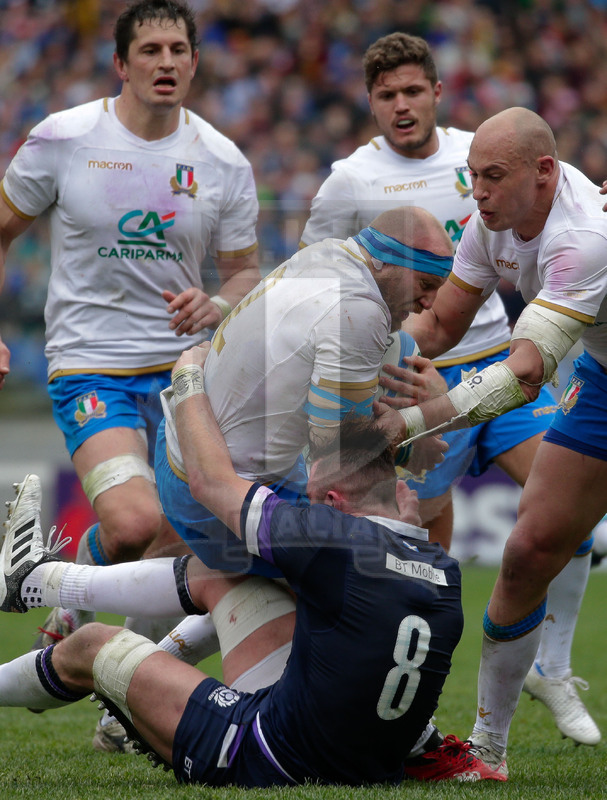 Natwest Sei Nazioni 2018, Roma, Stadio Olimpico, 17/03/2018, Italia v Scozia. Leonardo Ghiraldini placcato da Ryan Wilson. Sergio Parisse in sostegno- Foto: Roberto Bregani/Fotosportit