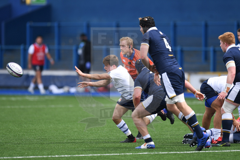 Guinness Sei Nazioni U20 2021, Cardiff, Arms Park 01/07/2021, Italia U20 v Scozia U20, Manfredi Albanese apre palla sotto pressione.