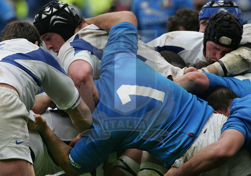 Sei Nazioni 2006, Parigi, Stade de France 25/02/2006, Francia v Italia, Totò Perugini trattenuto al collo da Thion. Foto Daniele Resini/Fotosportit