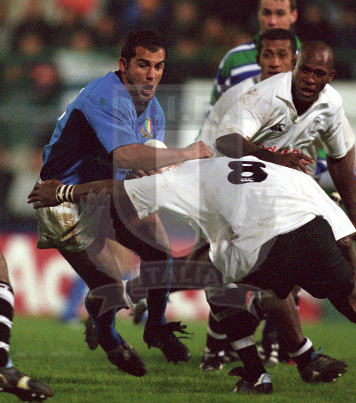 Jaguar Test Match 2001, Treviso, stadio Monigo 10/11/2001, Italia v Fiji, Cristian Stoica impatta su Dovu. Foto Daniele Resini/Fotosportit