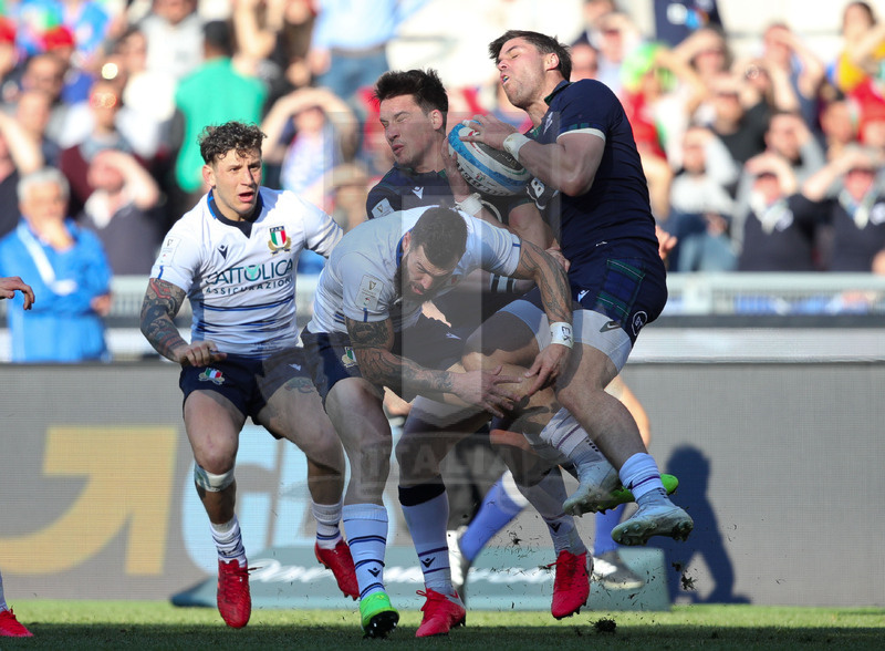 Guinness Sei Nazioni 2020, Round 3, Roma, Stadio Olimpico, 22/02/2020, Italia v Scozia. Sean Maitland anticipa Jaiden Haiward in acrobazia. Foto Roberto Bregani/Fotosportit