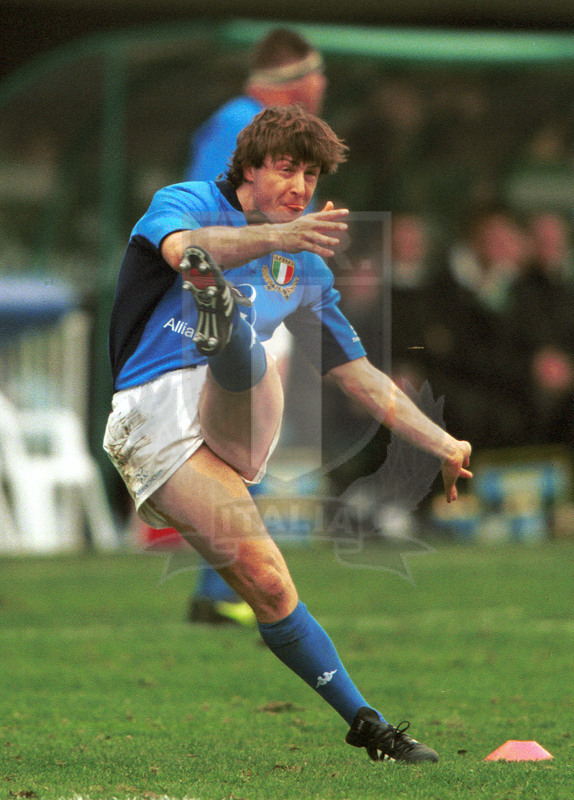 2002 Lloyds TSB Six Nations, Roma, stadio Flaminio 03/02/2001, Italia v Irlanda, Ramiro Pez al calcio piazzato. Foto Daniele Resini/Fotosportit